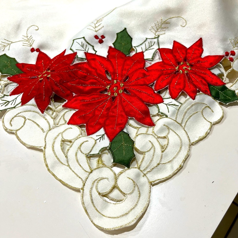 Christmas Tablecloth 58”x116” with 11 Napkins